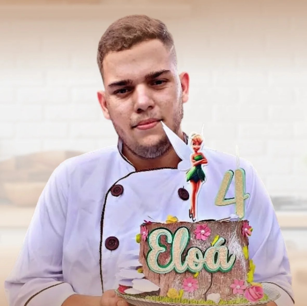 Chef confeiteiro Alysson Thiago segurando um bolo temático