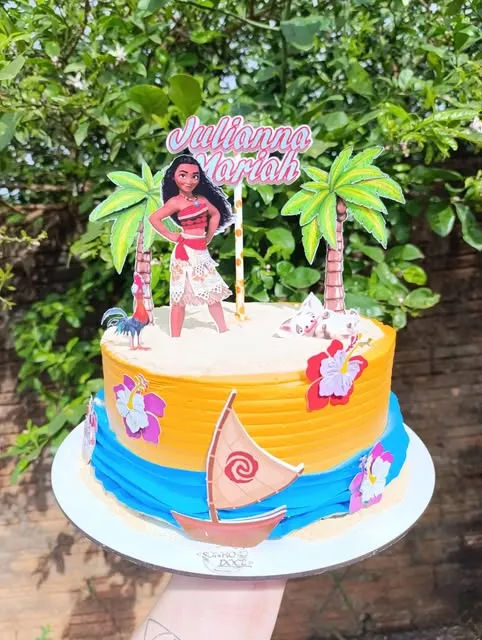 Bolo temático tropical com topo personalizado