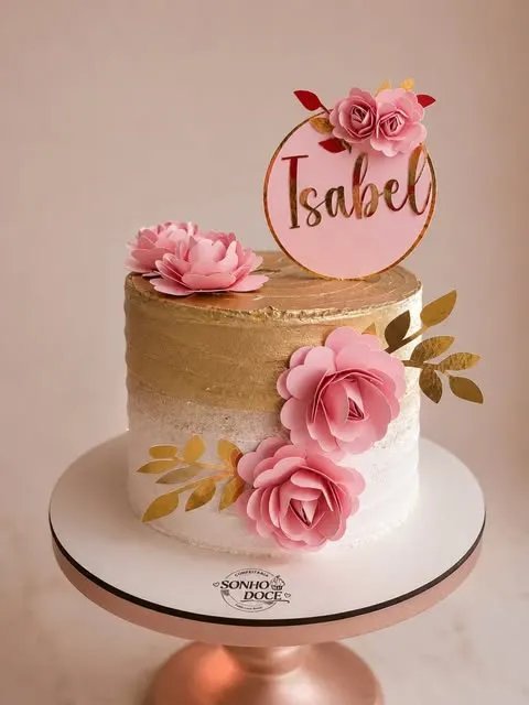 Bolo com topo personalizado e flores rosas