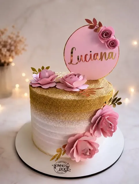 Bolo dourado com flores de papel e topo personalizado